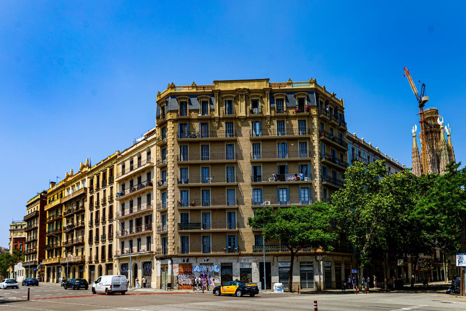 Barcelona Apartment Buying vs Renting: Eixample Analysis